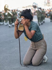 Israelische Frau fotografiert die Militärparade zu Pessach in Jerusalem