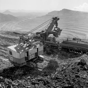 Kupfererz wird in der Morenci-Mine für das Phelps Dodge Schmelzwerk in Douglas, Arizona, verladen