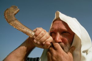 Mann bläst Schofar an Jom Kippur