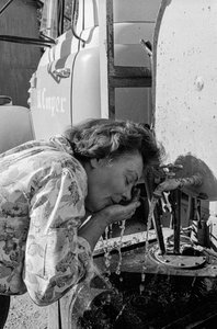 Mildred Cooper, eine LKW-Fahrerin, wäscht sich den Staub von der Straße aus dem Gesicht