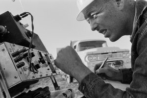 Mineraloge untersucht Daten in der Morenci-Mine für die Phelps Dodge Schmelzanlage in Douglas, Arizona
