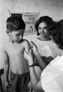 Krankenschwester impft einen ecuadorianischen Jungen mit einem Impfstoff auf einer Mission des Hospitalschiffs SS Hope von Ted Spiegel