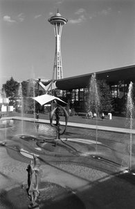 Pool, Brunnen, Skulptur und Space Needle bei der Weltausstellung in Seattle