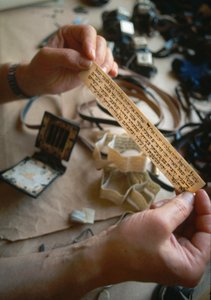 Schreiber überprüft den Inhalt eines Tefillin