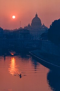 Tiber mit Petersdom bei Sonnenuntergang