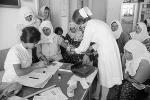 Türkische Frauen besuchen eine Klinik und werden von Gesundheitspersonal untersucht von Ted Spiegel