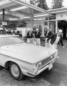 Junge Männer werden an einer Chevron-Tankstelle zu Tankwarten ausgebildet von Ted Spiegel