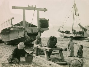 Eine Fischerfamilie in Japan, um 1900 - 1915
