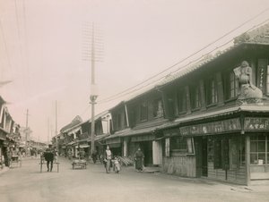 Eine Einkaufsstraße im Motomachi-Viertel von Kobe, um 1900 - 1915 (Fotografie) von Teijiro Takagi