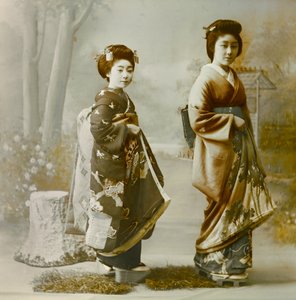 Porträt von zwei jungen Geishas, um 1900 - 1915 von Teijiro Takagi