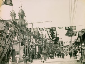 Theaterstraße im Shinkaichi-Viertel von Kobe, um 1900 - 1915 von Teijiro Takagi