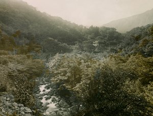 Ansicht des Dorfes Miyanoshita in den Hakone-Bergen, um 1900 - 1915 (Fotografie) von Teijiro Takagi
