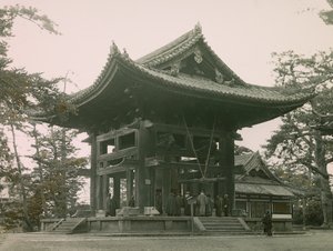 Glockenturm des Todai-Ji-Buddhistischen Tempels in Nara, um 1900 - 1915 von Teijiro Takagi