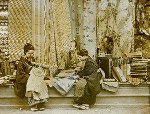 Seidenverkäufer in Japan, um 1900 - 1915 von Teijiro Takagi