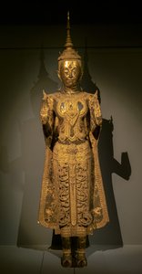 Buddha-Parade, die die Geste der Abwesenheit von Angst mit beiden Händen macht von Thai School