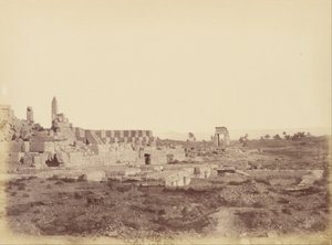 Übersicht von Karnak einschließlich des überdachten Gangs von Thutmosis III. von Théodule Devéria