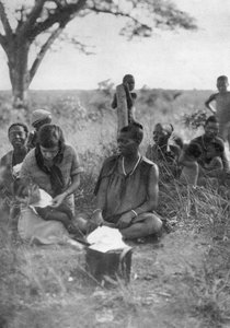 Stella Court Treatt pflegt ein krankes Baby, Bulawayo nach Dett, Südrhodesien, ca. 1924-1925 1927