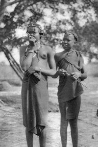 Junge Mädchen mit Stöcken in Nase und Lippen, Terrakekka nach Aweil, Sudan, 1925-1927 von Thomas A. Glover