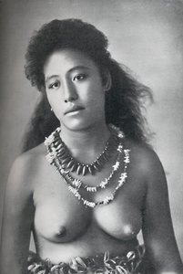 Eine samoanische Schönheit, trägt Halsketten aus Zähnen und Muscheln, 1902