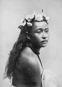 Ein samoanisches Mädchen mit einem Kranz aus Hibiskusblüten, 1902