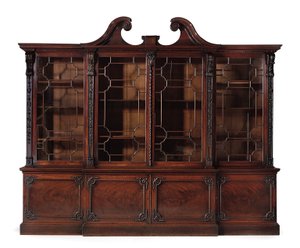Ein George III Bücherschrank mit gebrochenem Front