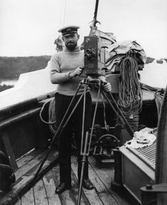 G. H. Wilkins bei seiner Rückkehr von der Expedition in The Quest mit Sir Ernest Shackleton, Plymouth, 16. September 1922 von Thomas E. and Horace Grant Grant