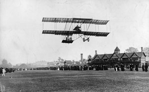 Grahame White fliegt seine Maschine vom Ranelagh Club, im selben Jahr wie der Manchester-Flug, 1910