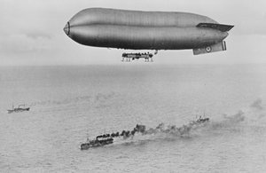 RNAS Coastal Class Luftschiff C23A fliegt über einen Kriegsschiff-Konvoi, ca. 1917