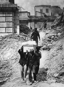 Bergung von Leichen vier Monate nach dem Erdbeben in Messina, 1909 von Thomas E. and Horace Grant Grant