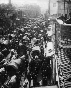 Flüchtlinge strömen nach Konstantinopel, warten auf ein Schiff nach Asien während der türkischen Revolution, 1909