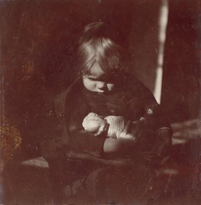 Betty Reynolds mit Puppe auf dem Schoß, ca. 1885