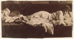 Blanche Gilroy in klassischem Kostüm, liegend mit Banjo