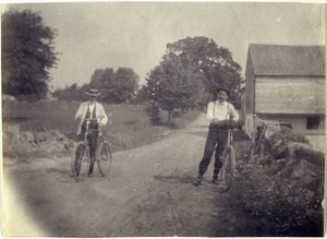 Samuel Murray und Benjamin Eakins auf Fahrrädern, ca. 1895-1899