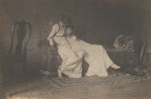 Zwei Studentinnen in klassischem Kostüm im Studio von Eakins von Thomas Eakins