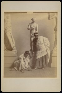 [Zwei männliche Studenten in griechischer Kostümierung vor einem Gipsabguss der Aphrodite im Gipsraum der Pennsylvania Academy] von Thomas Eakins