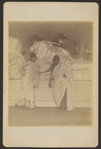 Zwei männliche Studenten in griechischem Kostüm vor einem Gipsabguss der drei Schicksale aus den Elgin Marbles von Thomas Eakins