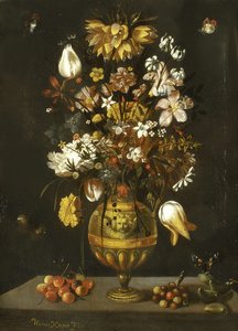 Goldene Bronzene Vase mit Blumen, Kirschen, Erdbeeren und Mandeln auf einem Tisch von Thomas Hiepes