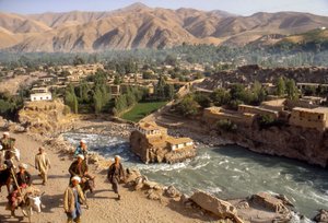 Stammesangehörige am Kokcha-Fluss, der durch eine Schlucht in Faizabad, einer afghanischen Provinzhauptstadt, fließt von Thomas J. Abercrombie