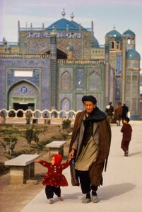Besucher der Moschee und des Mausoleums in Mazar-i-Sharif, Masjid-e-Kabud alias Rawze-e-Sharif