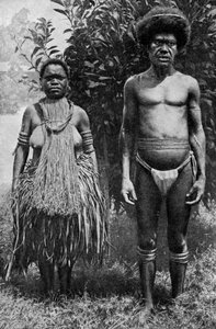 Trauer um die Toten gezeigt durch Hanfstricke, Neuguinea, 1922 von Thomas McMahon
