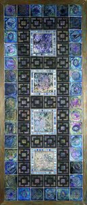 Ein Favrile-Glasfliesenpanel, geformt mit Blumen und geometrischen Mustern, 20. Jahrhundert