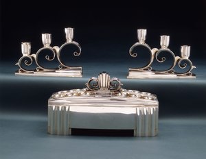 Ein Tiffany & Co. Ausstellungsmittelstück und zwei dreiflammige Kandelaber, hergestellt für die Weltausstellung 1939, ca. 1939 von Tiffany and Company