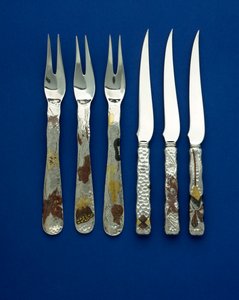 Teil eines feinen und seltenen Sets von 36 Dessertmessern und -gabeln, die punktgehämmerten Griffe eingelegt mit patiniertem Kupfer und verschiedenfarbigem Gold, mit gravierten Details von verschiedenen Blumen-, Tier- und geometrischen Designs, ca. 1880