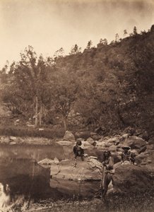 Blick auf den Apache-See, Sierra Blanca Range, Arizona, mit zwei Apache-Scouts im Vordergrund
