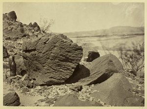 Vom Sand geformter Felsen unterhalb des Fortification Rock, Arizona