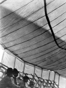 Zirkuszelt (Gran Circo Ruso), Mexiko-Stadt, 1924 von Tina Modotti
