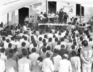 Treffen der Campesinos: Am Tisch Xavier Guerrero und Julio Antonio Mella, Jalapa, Mexiko, 1927 von Tina Modotti
