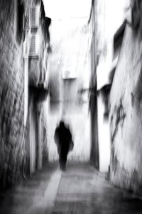Verschwommene Figur in Gasse