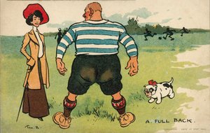 Großer Fußballspieler mit einer Frau, die ihren Hund spazieren führt