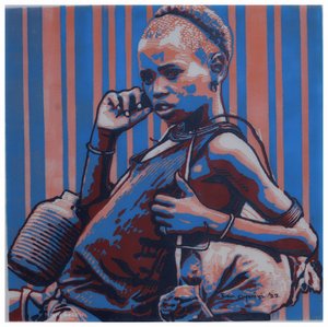 Nachdenkliches afrikanisches Mädchen mit Telefon